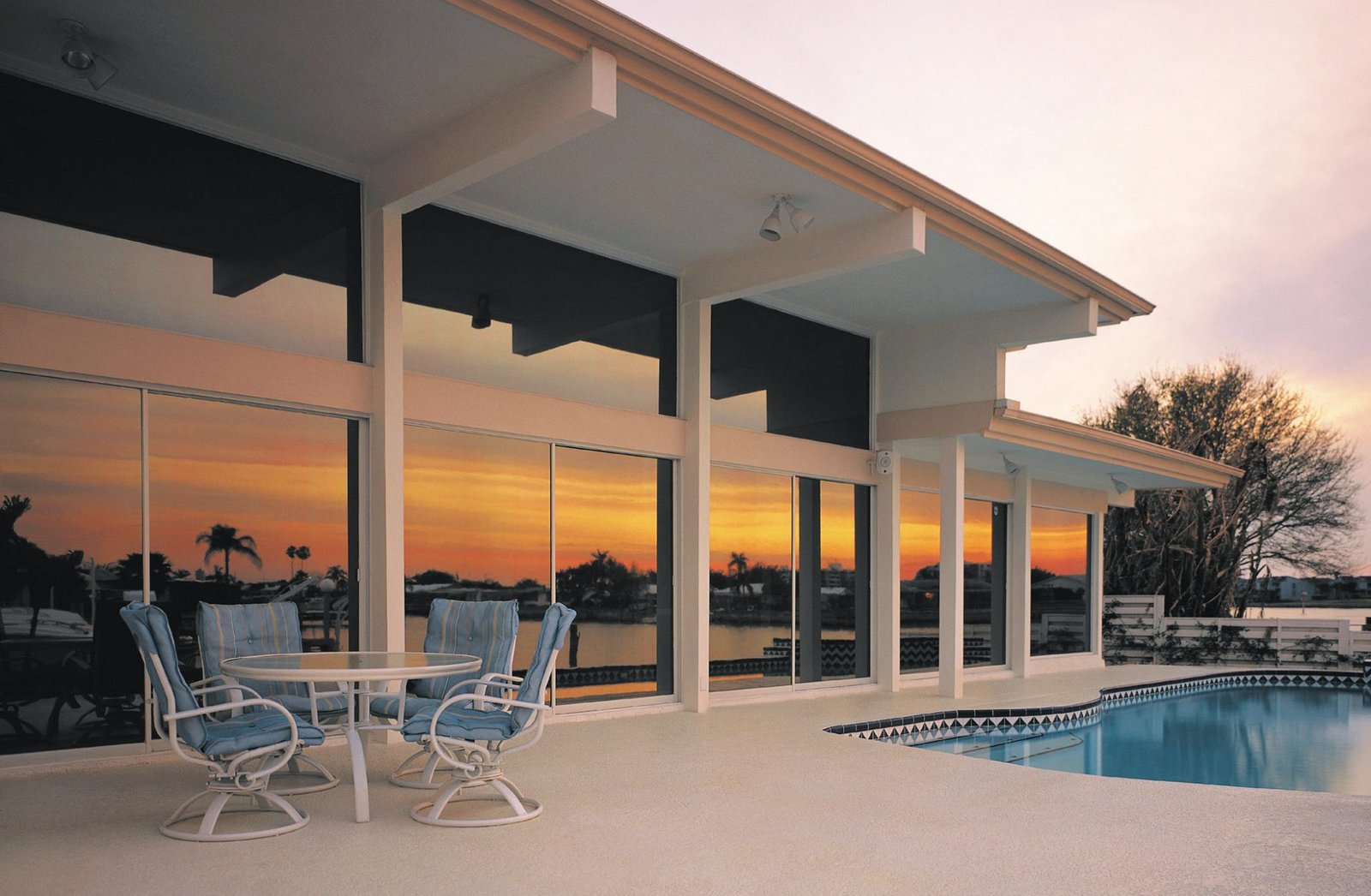 por que el vidrio espejado se ve diferente de noche