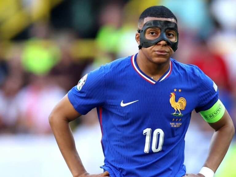 Por qué Mbappé usa máscara durante los partidos de fútbol