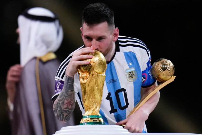 Por qué Messi besó la Copa Mundial tras ganar el torneo en 2022