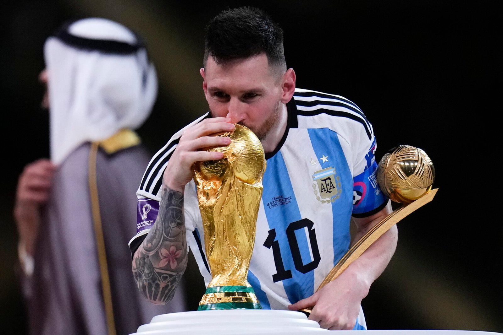 por que messi beso la copa mundial tras ganar el torneo en 2022 scaled