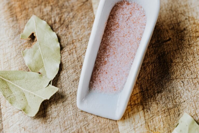 Por qué se quema laurel, canela y azúcar en rituales de limpieza