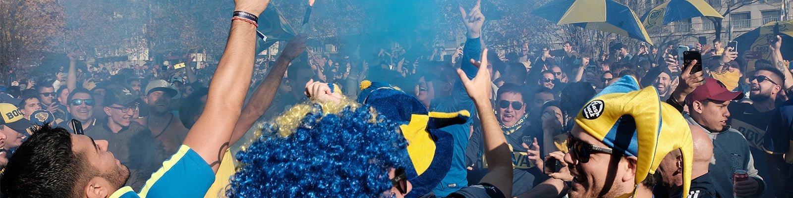 Aficionados comprando entradas online para partido Boca