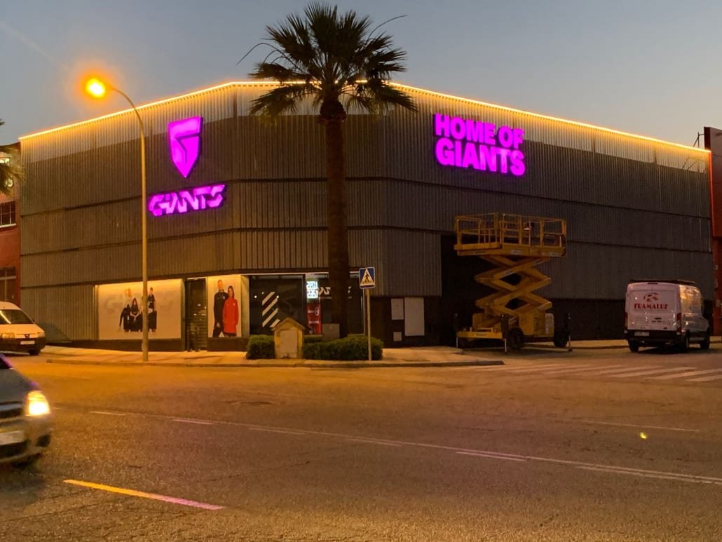 que beneficios ofrecen los carteles led para negocios modernos