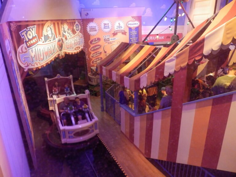 Qué es Toy Story Midway Mania y cómo se juega en los parques
