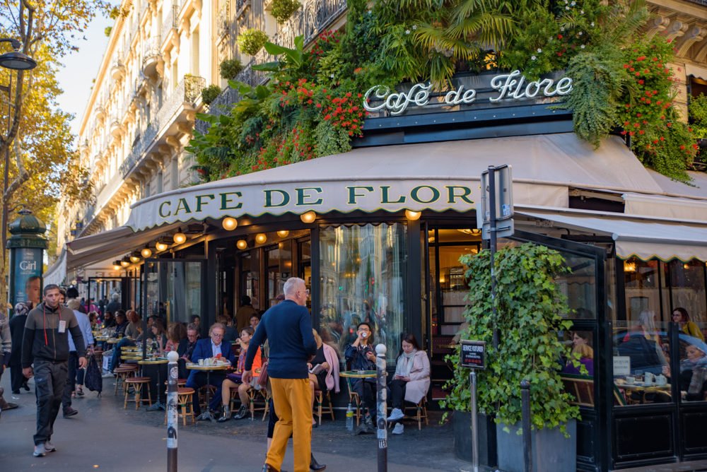 que hace del cafe de flore en paris un lugar tan iconico y especial