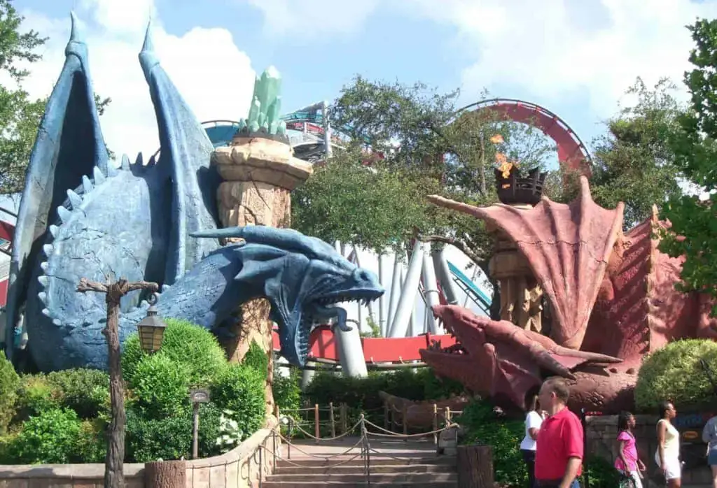 que hace unica a la montana rusa dueling dragons en universal studios