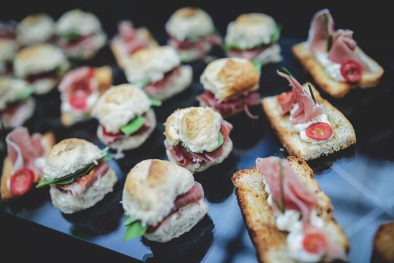 Qué opciones de entremeses, sándwiches y catering puedo elegir para mi evento
