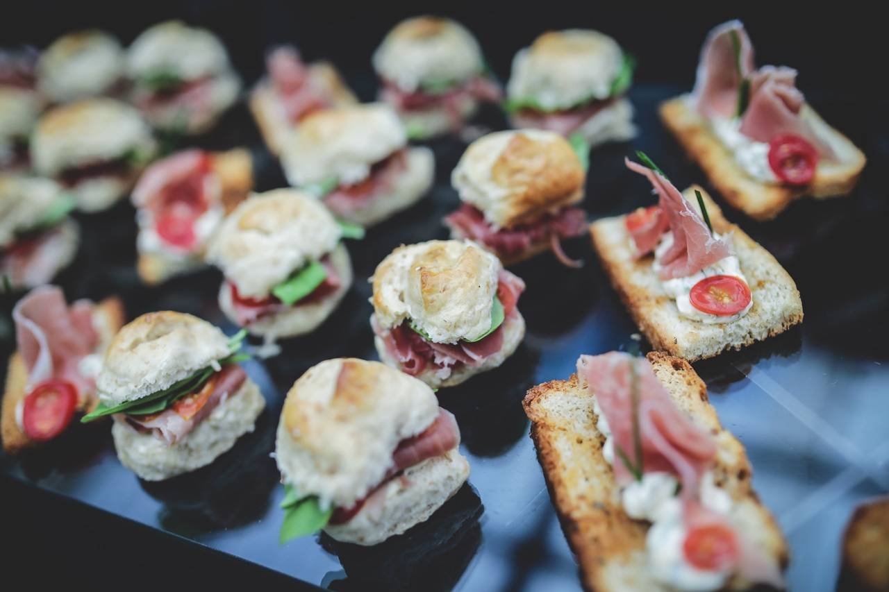 que opciones de entremeses sandwiches y catering puedo elegir para mi evento
