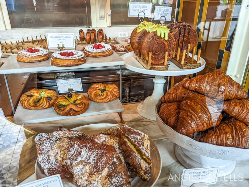 Qué platos y postres puedo disfrutar en Lafayette Grand Café & Bakery 1 que platos y postres puedo disfrutar en lafayette grand cafe bakery