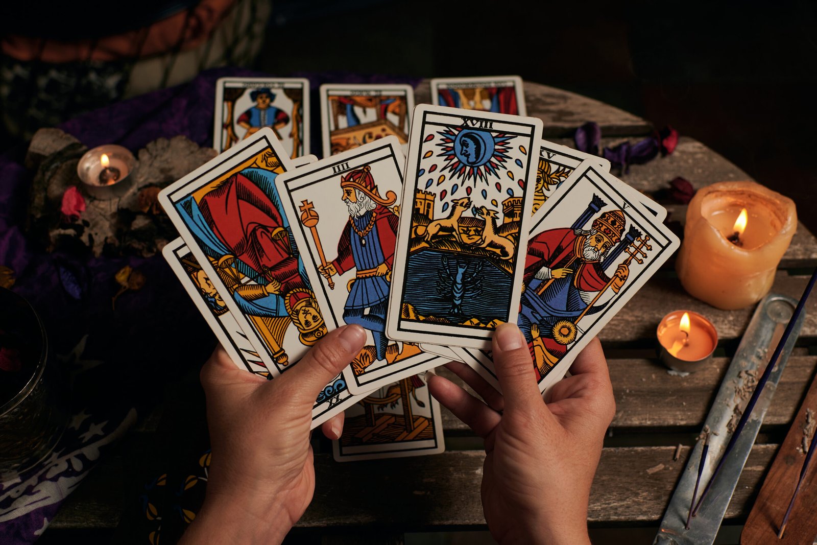 que preguntas hacer en una consulta de tarot para obtener respuestas claras scaled