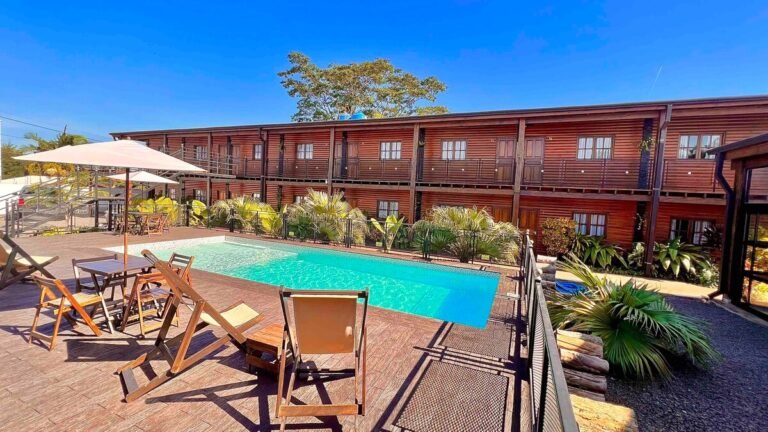 Qué servicios y comodidades ofrece Residencial Los Ríos en Puerto Iguazú