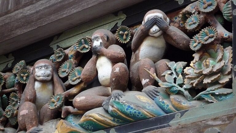 Qué significa la expresión "Ver no mal, oír no mal" y su origen 4 Qué significa la expresión «Ver no mal, oír no mal» y su origen