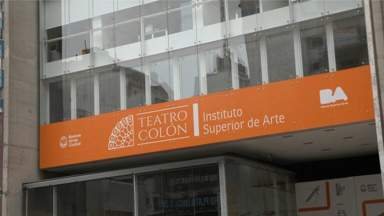 Qué talleres ofrece el Teatro Colón y cómo puedo inscribirme
