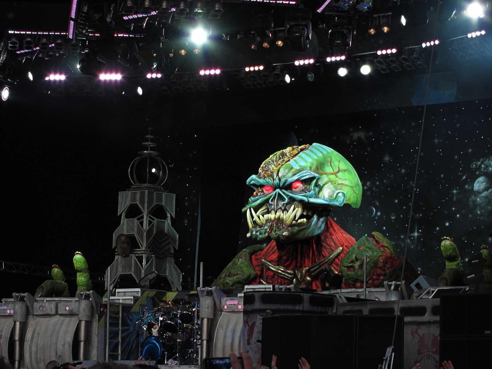que temas y canciones presenta iron maiden en the final frontier