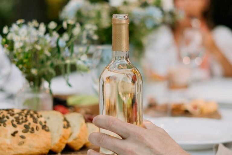 Qué vino blanco seco es ideal para cocinar y cuáles son sus usos 2 Qué vino blanco seco es ideal para cocinar y cuáles son sus usos