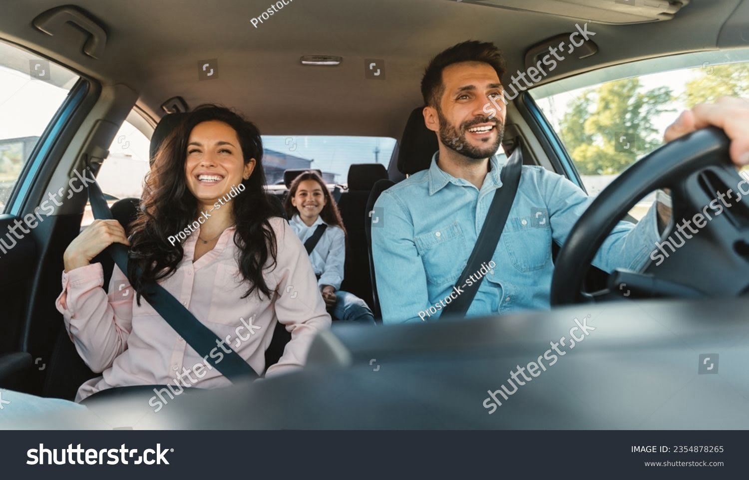 Qué autos tienen 7 asientos en Argentina 1 stock photo happy european family of three riding car traveling by automobile together parents and daughter 2354878265