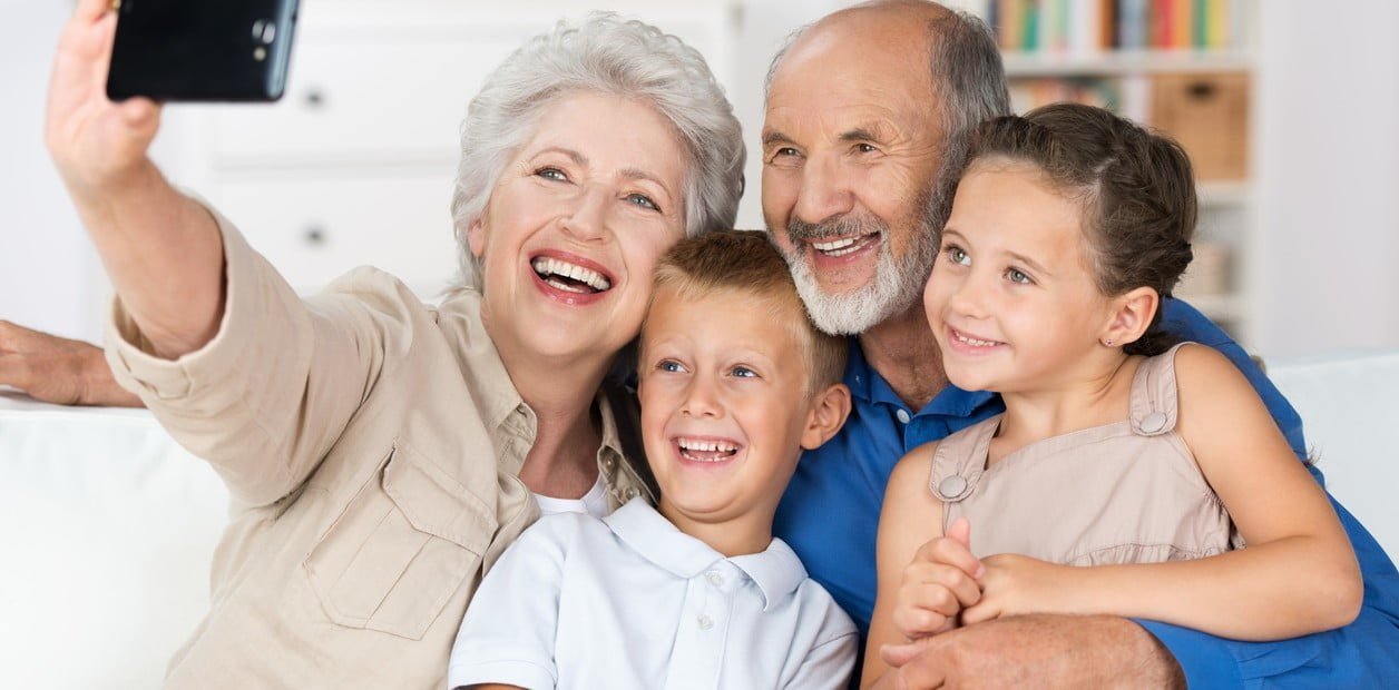 Familia feliz recibiendo préstamo de ANSES